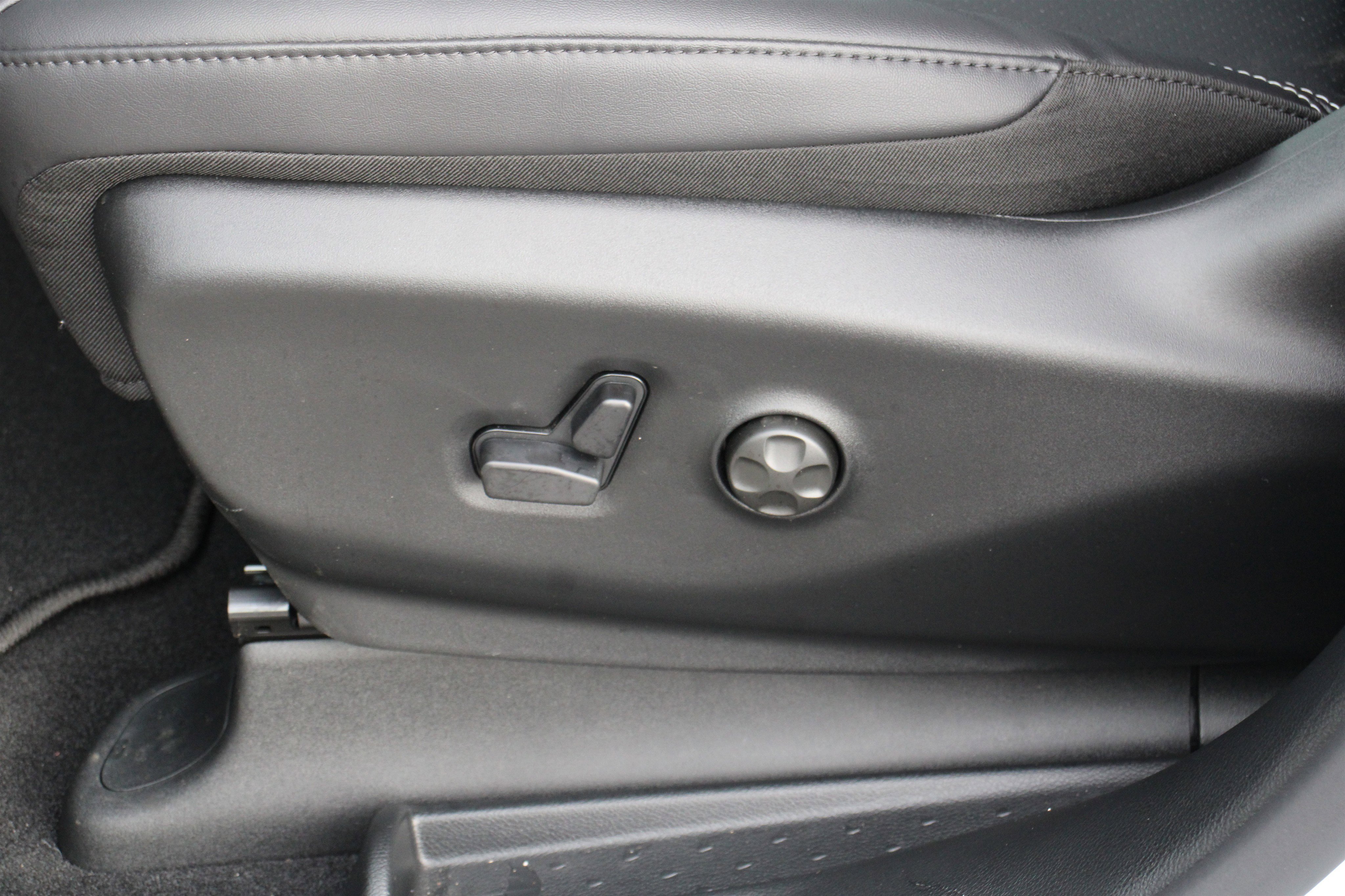 New 2026 Chrysler Pacifica Select AWD/4WD image 5