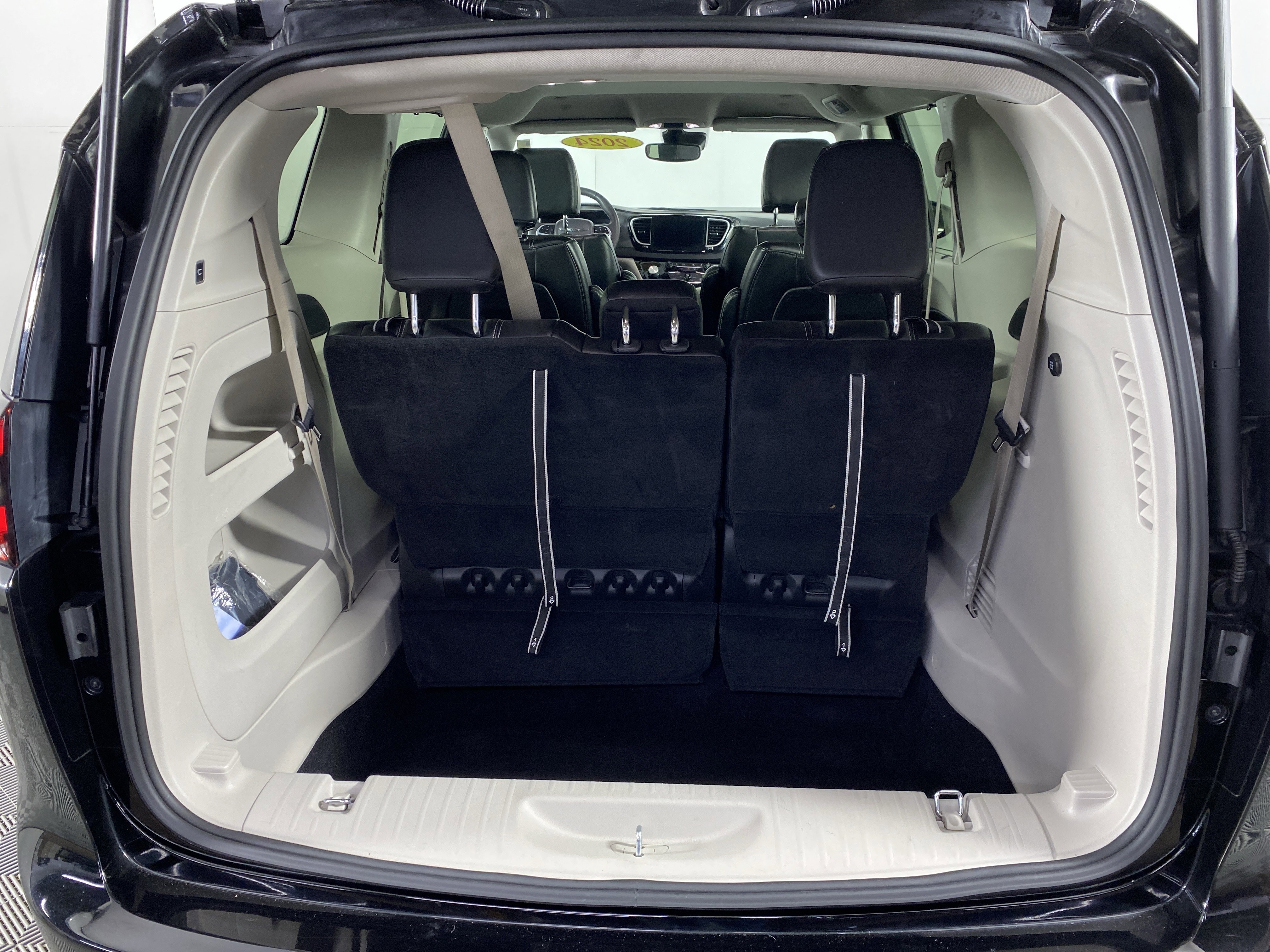 Used 2024 Chrysler Pacifica Touring-L image 34