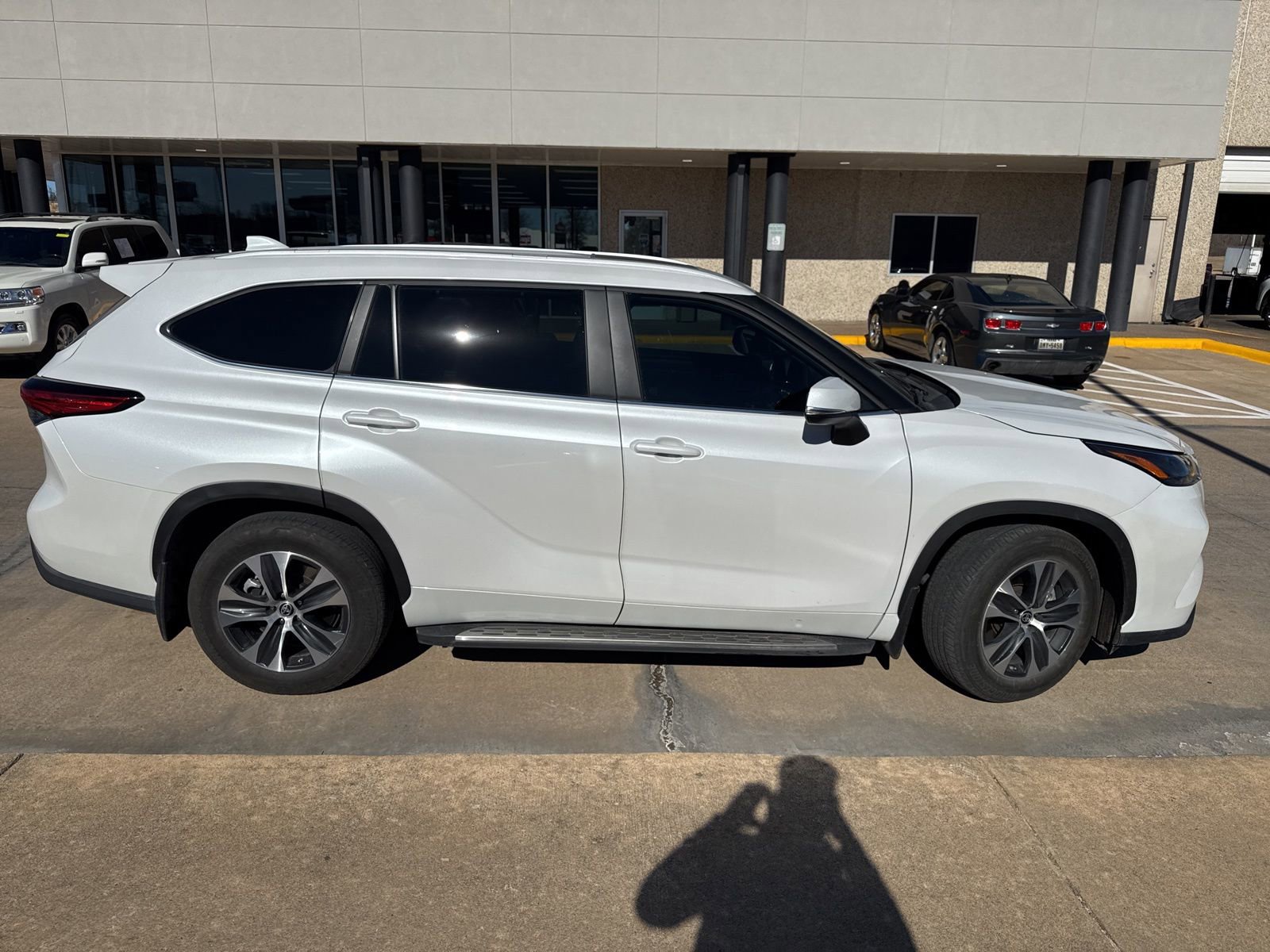 Used 2023 Toyota Highlander XLE image 6