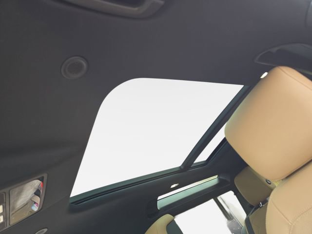 Used 2025 Land Rover Defender 90 X-Dynamic SE image 28