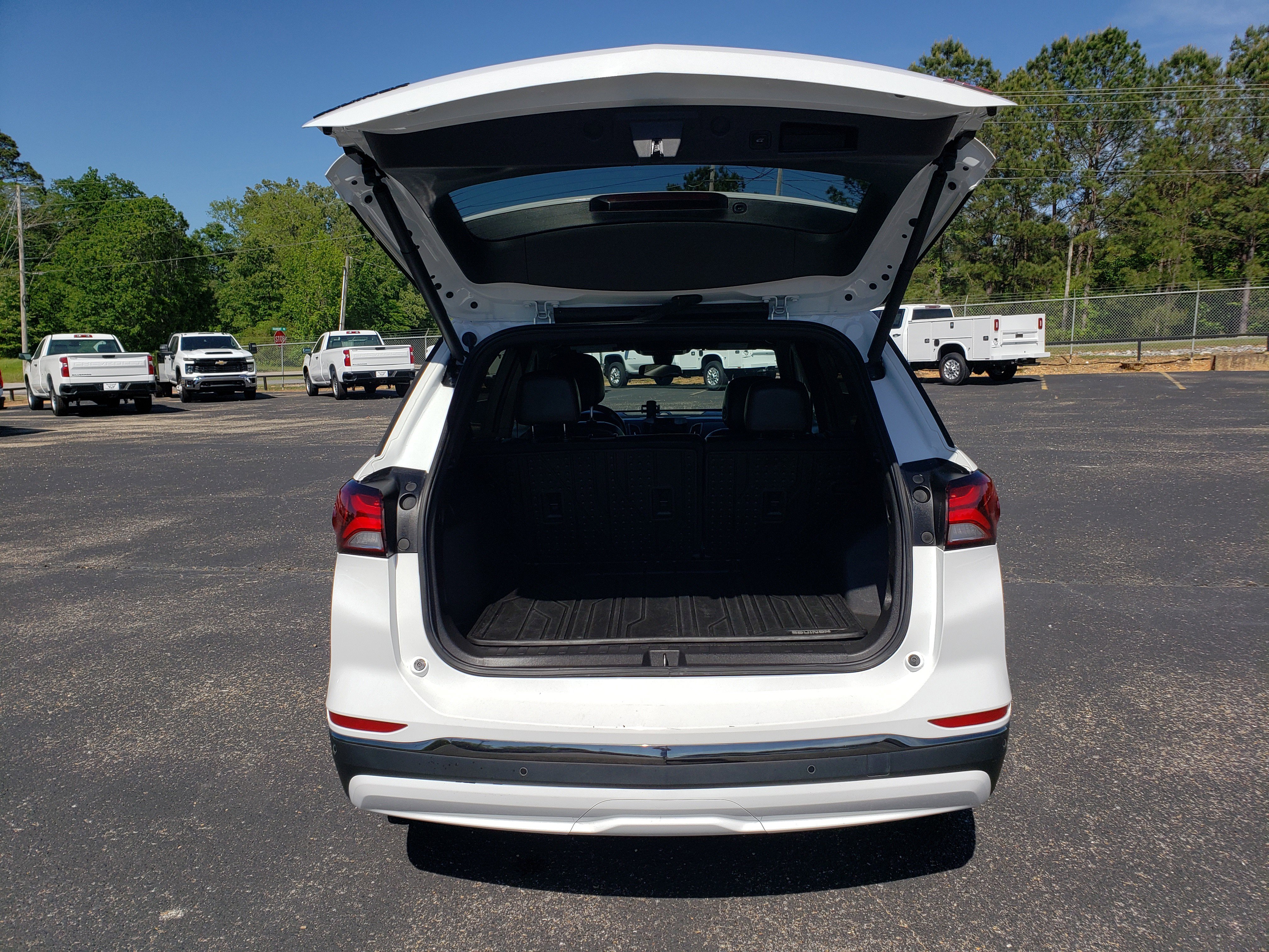 Used 2023 Chevrolet Equinox RS w/ RS Leather Package FWD image 9