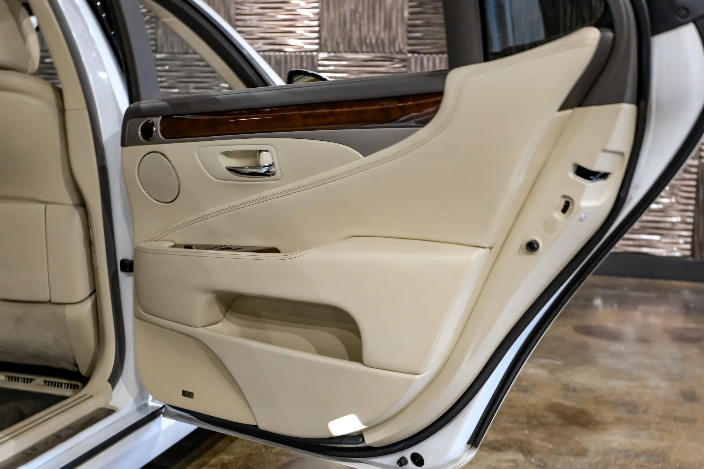 Used 2015 Lexus LS 460 L RWD image 42
