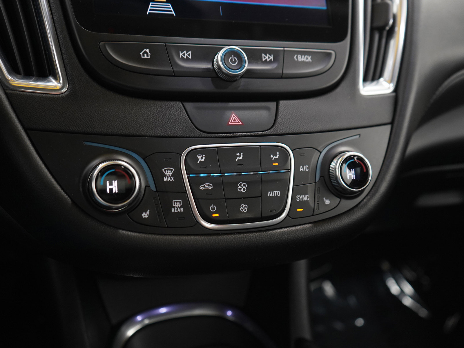 Used 2019 Chevrolet Malibu LT w/ Leather Package FWD image 21