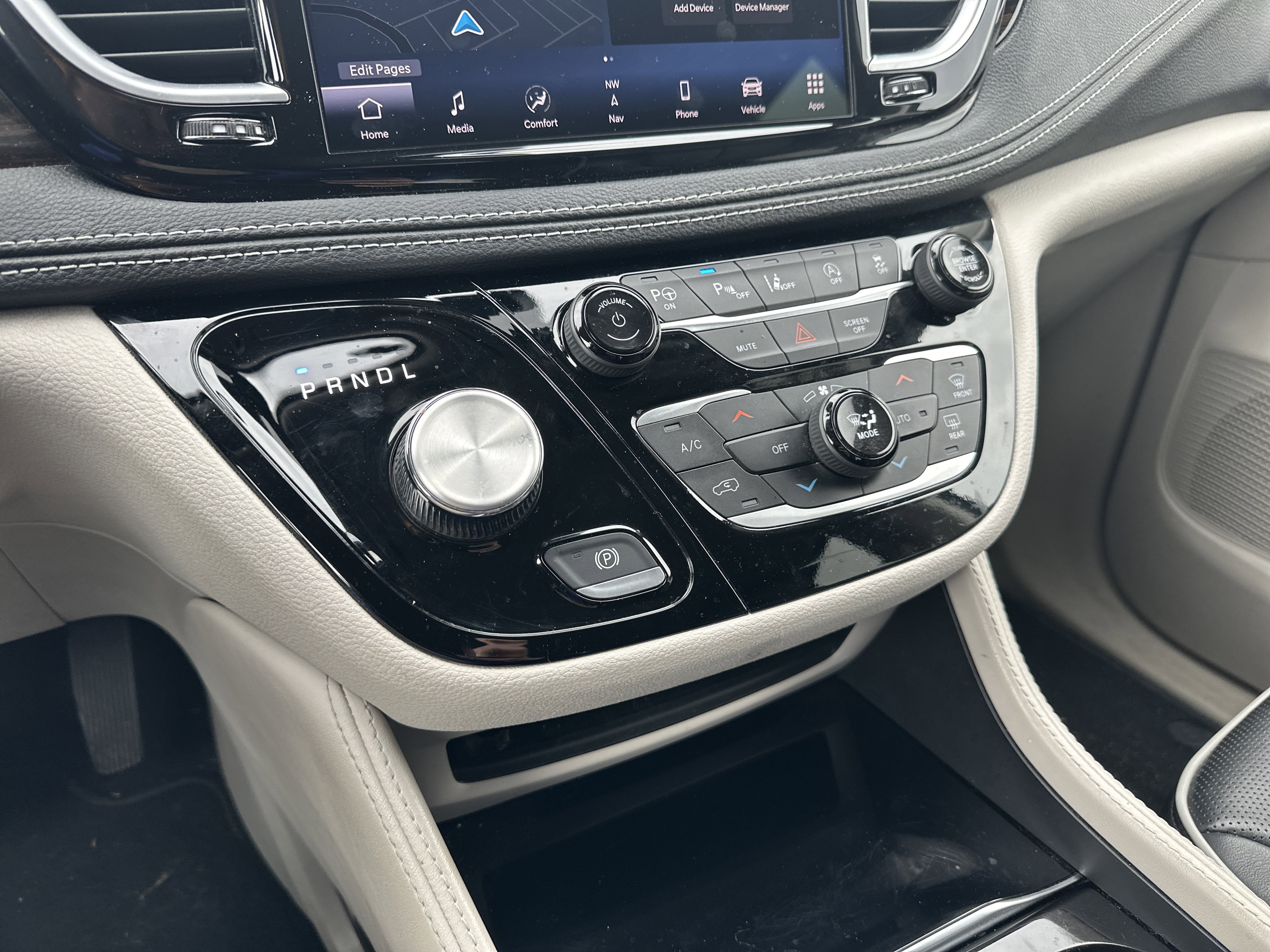 Used 2023 Chrysler Pacifica Limited image 30