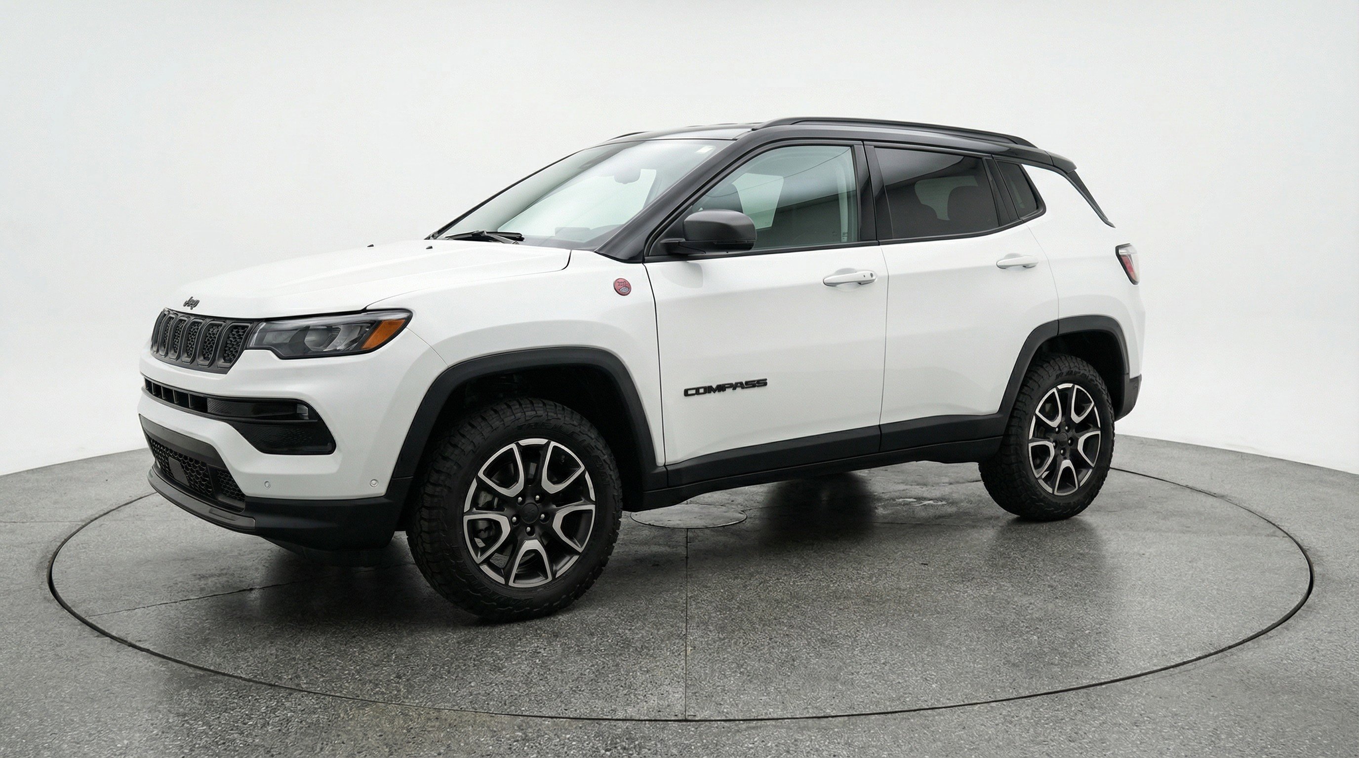 Used 2025 Jeep Compass Trailhawk AWD/4WD image 3