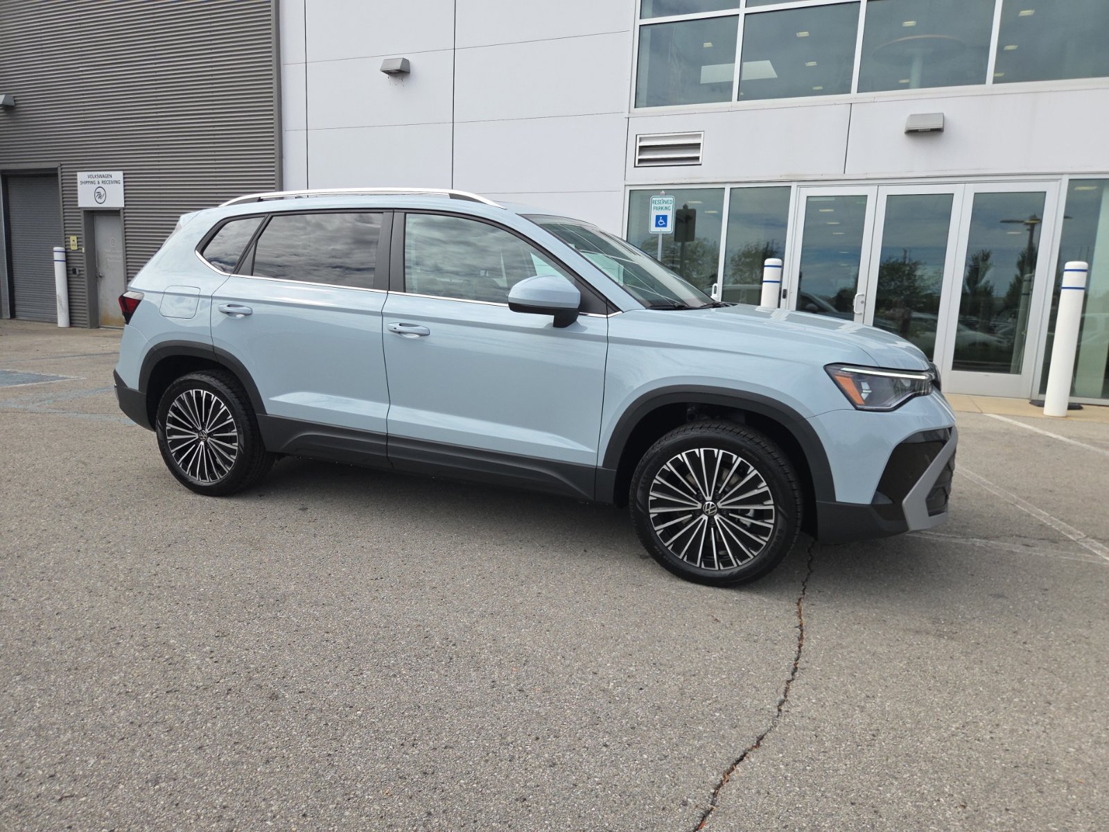 New 2027 Volkswagen Taos SE FWD image 3