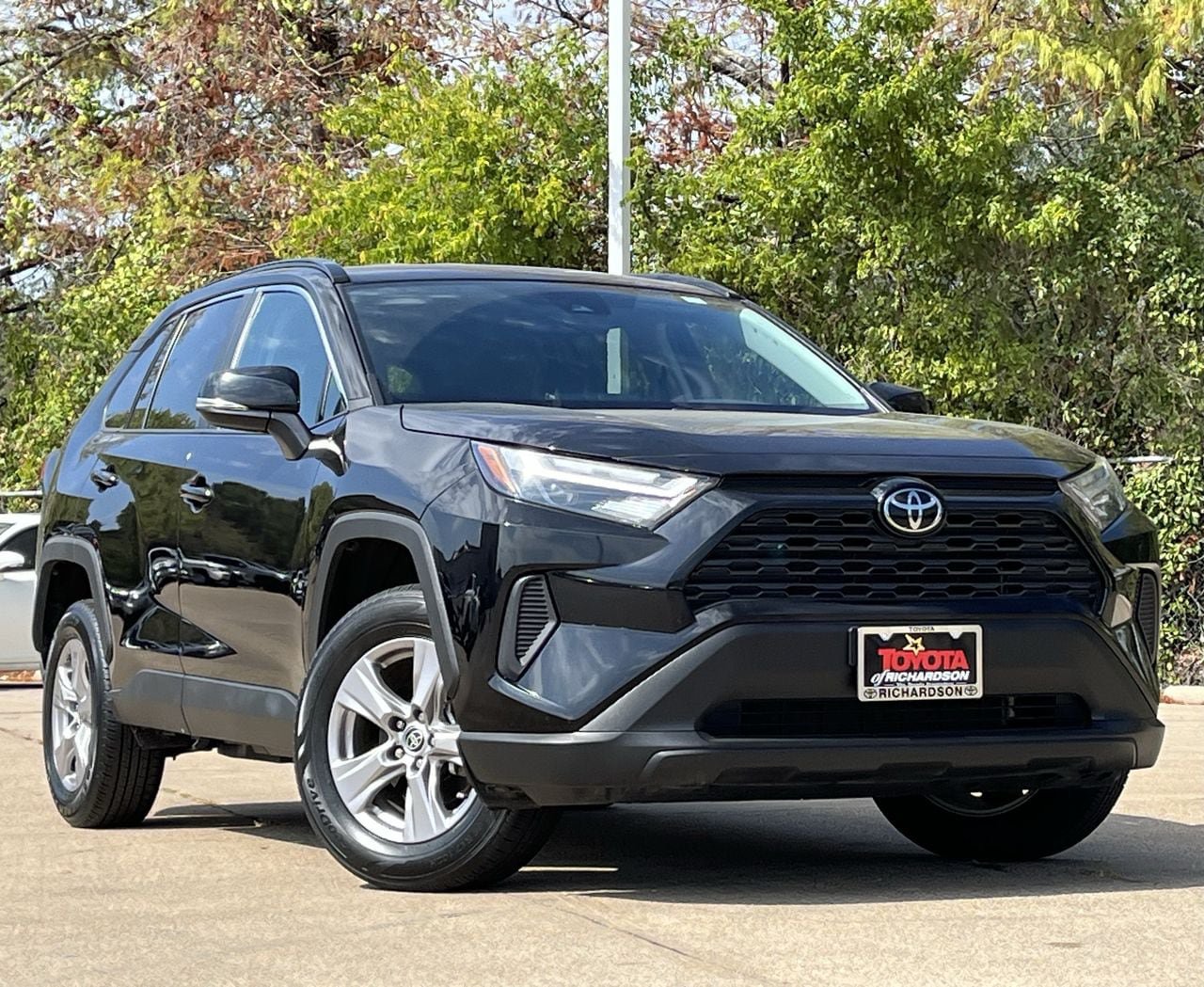 Used 2025 Toyota RAV4 XLE FWD image 2