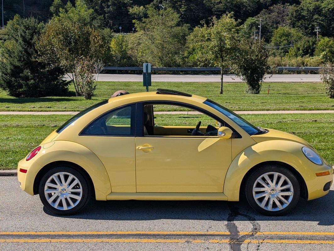 Used 2008 Volkswagen Beetle SE FWD image 6