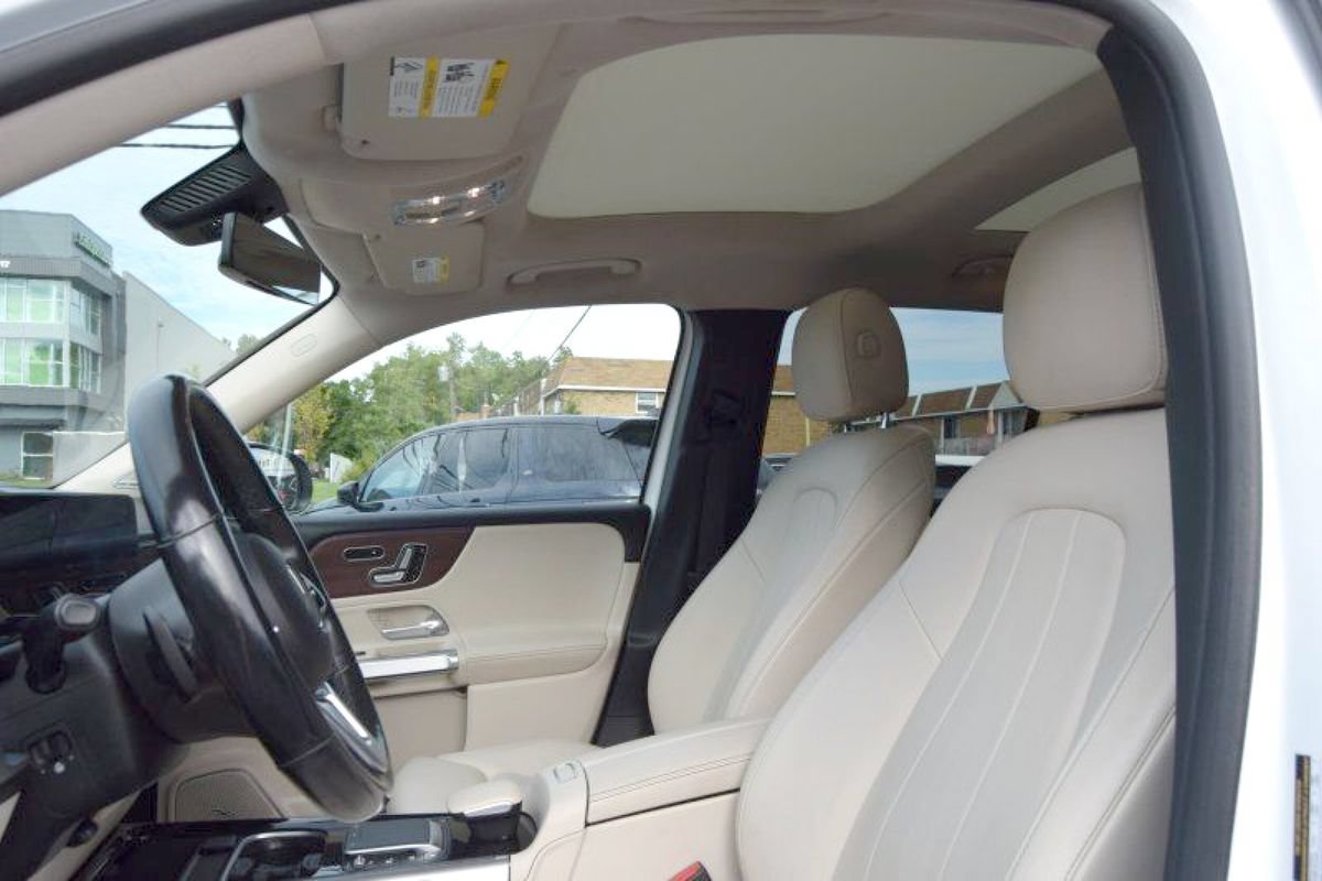 Used 2023 Mercedes-Benz GLB 250 4MATIC w/ Premium Package image 19