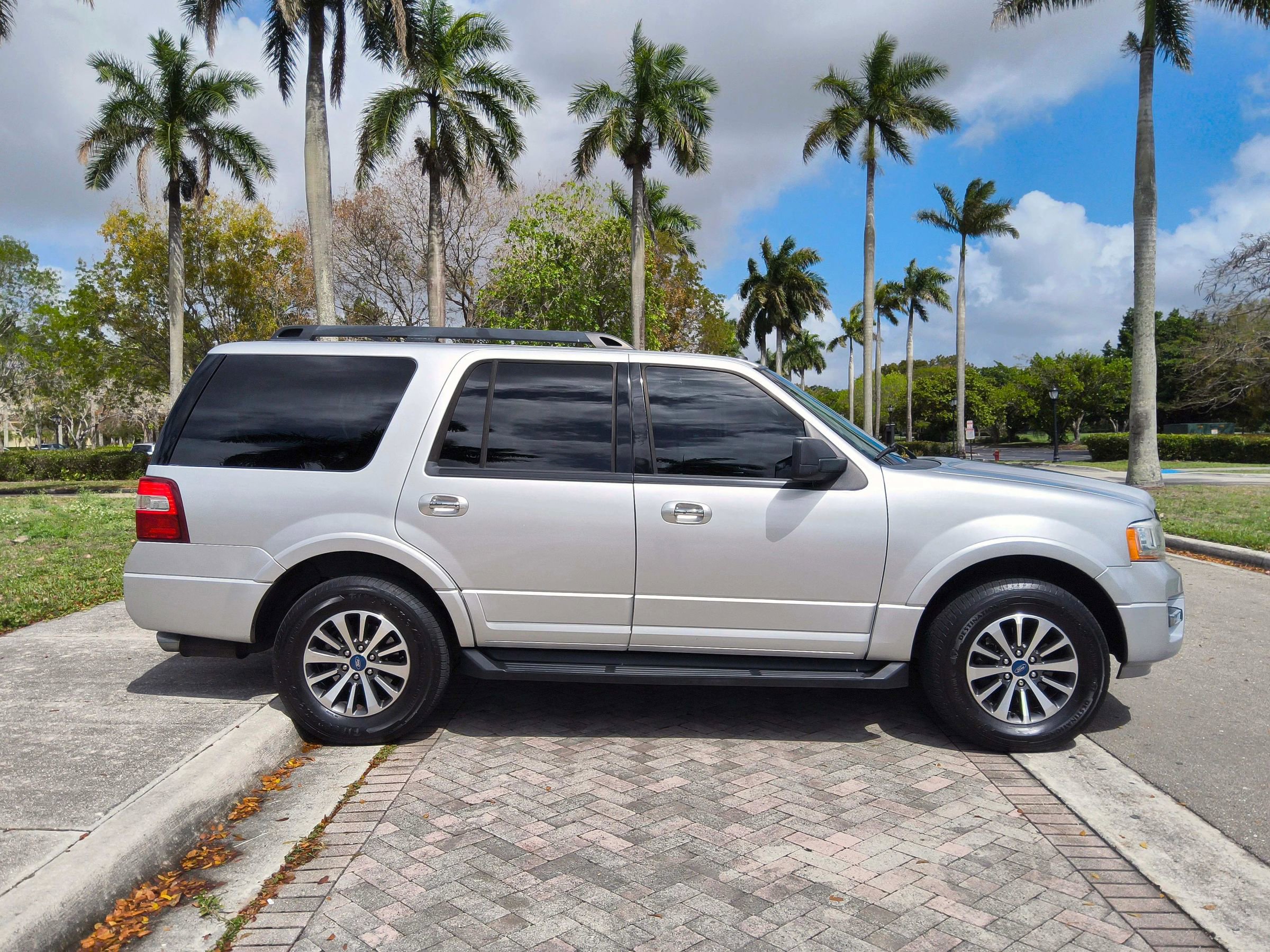 Used 2017 Ford Expedition XLT AWD/4WD image 17