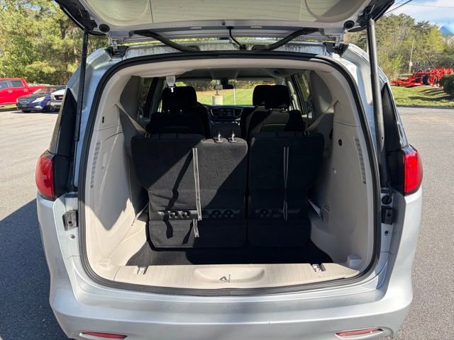 Used 2022 Chrysler Voyager LX image 15