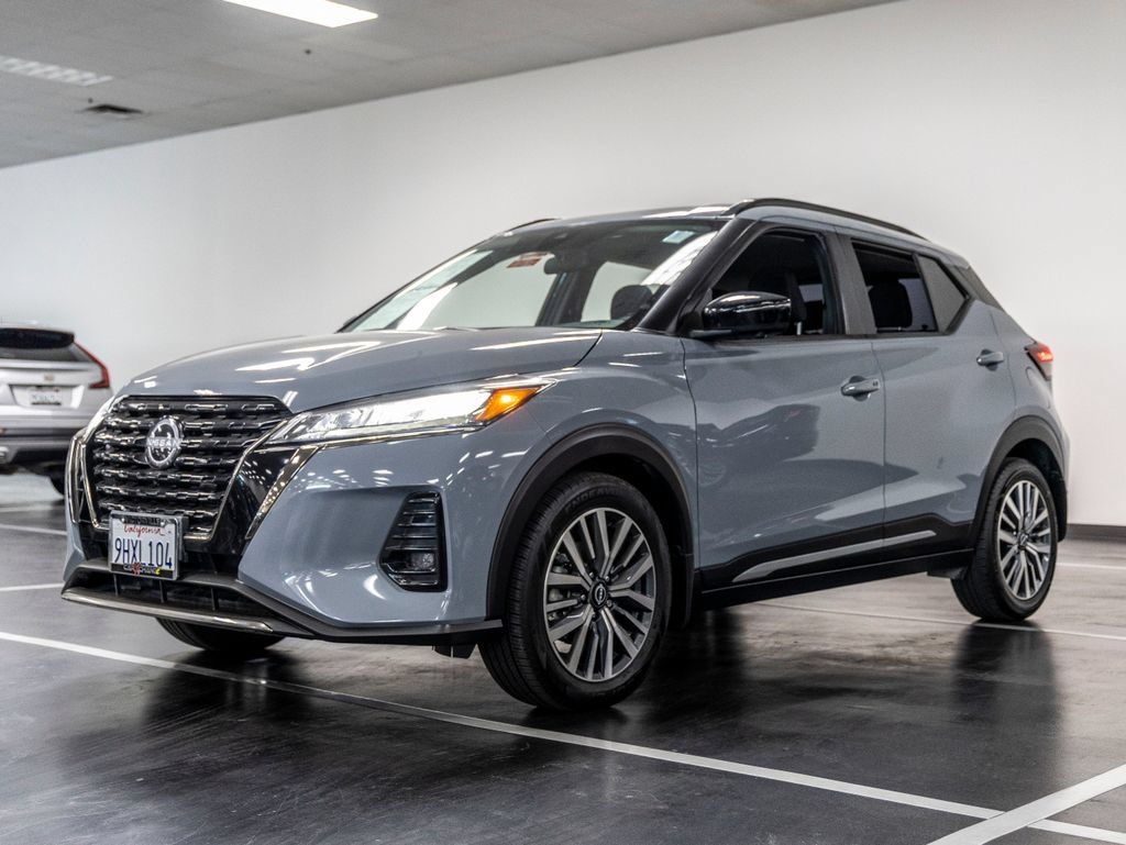 Used 2023 Nissan Kicks SR FWD image 2