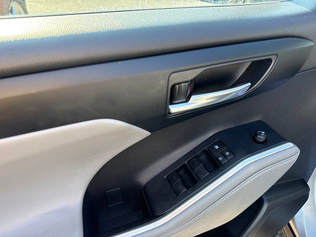 Used 2022 Toyota Highlander XLE AWD/4WD image 18