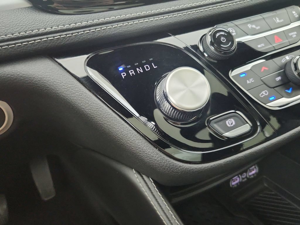 Certified 2025 Chrysler Pacifica Limited FWD image 32