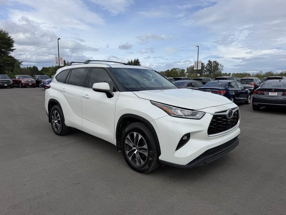 Used 2020 Toyota Highlander XLE AWD/4WD image 2