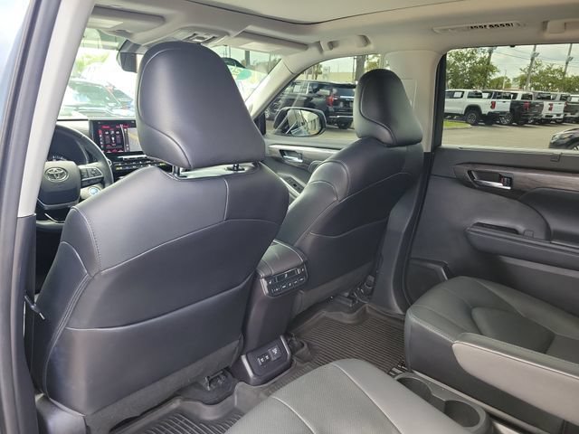 Used 2021 Toyota Highlander Platinum FWD image 13