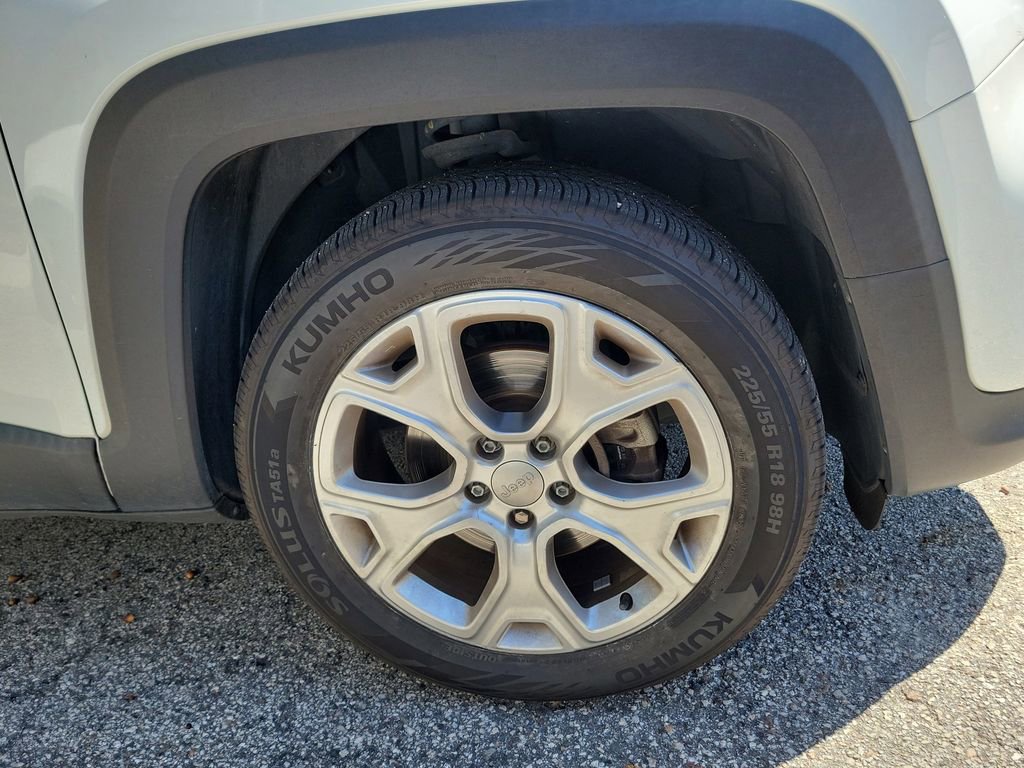 Used 2019 Jeep Renegade Latitude w/ Popular Equipment Group image 8