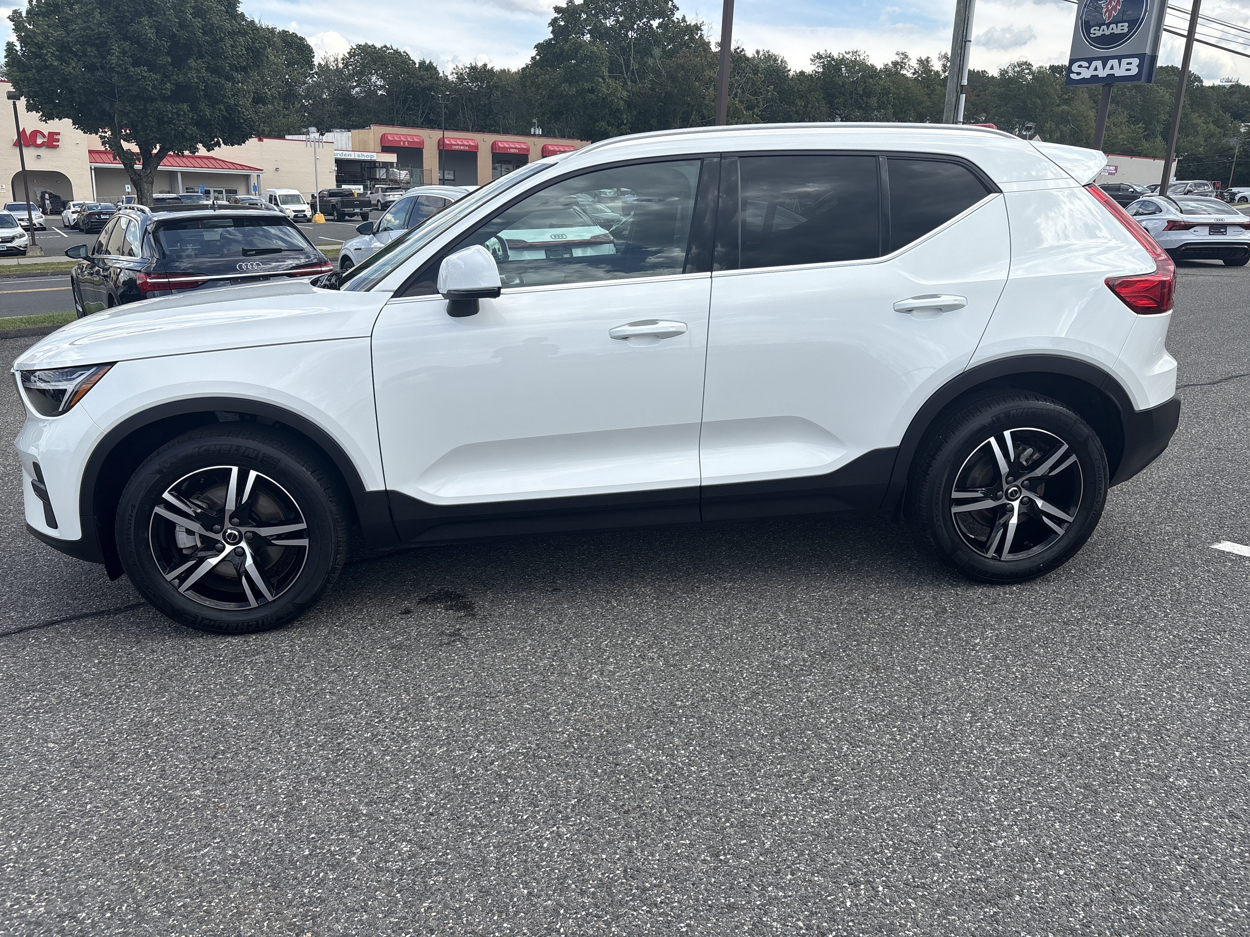 Certified 2025 Volvo XC40 B5 Core AWD/4WD image 4
