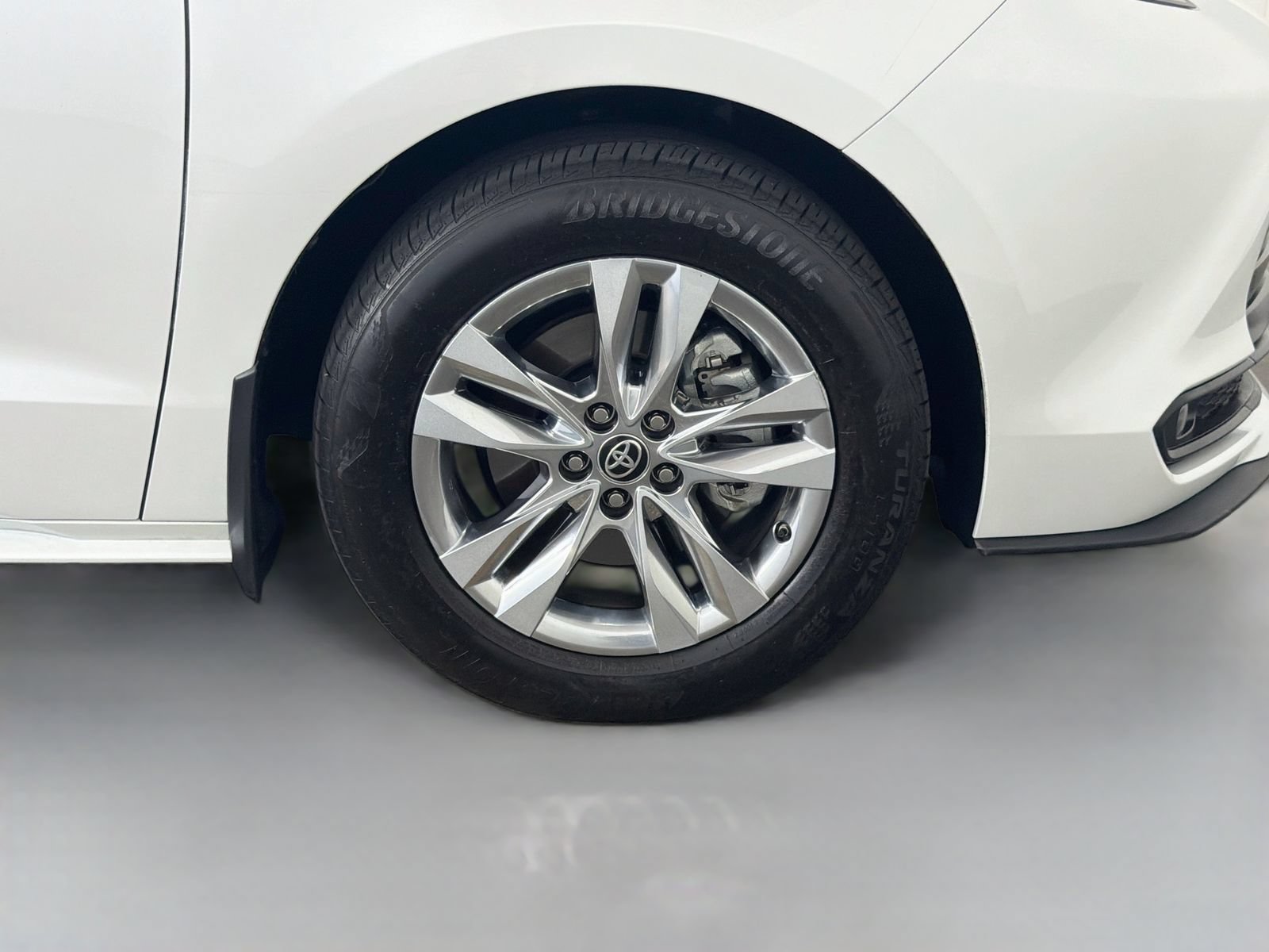 Used 2025 Toyota Sienna XLE w/ XLE Plus Package FWD image 36