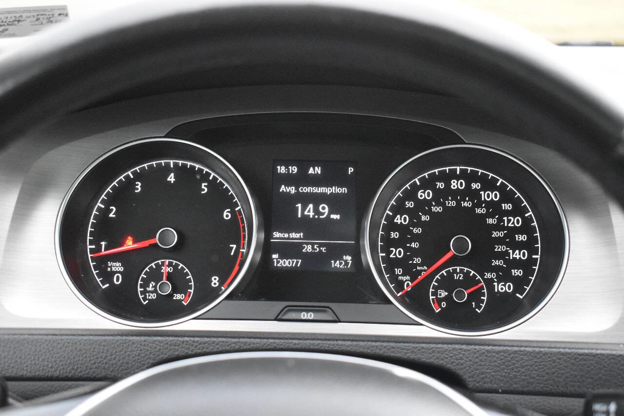 Used 2015 Volkswagen Golf S image 22