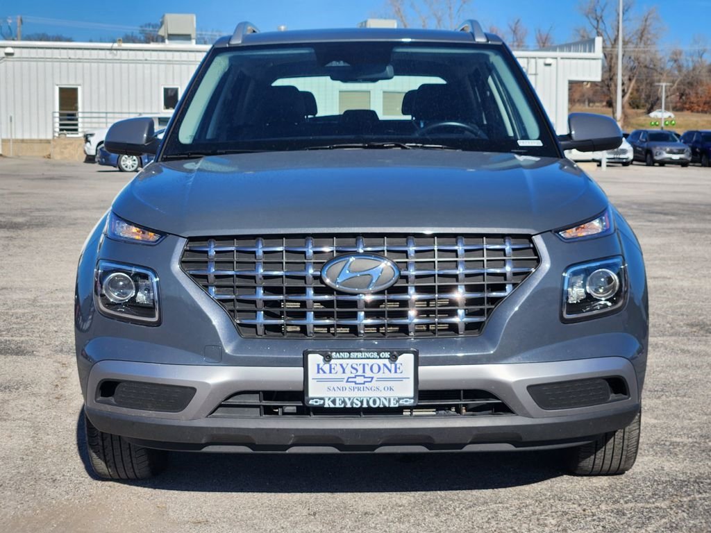 Used 2025 Hyundai Venue SEL FWD image 2