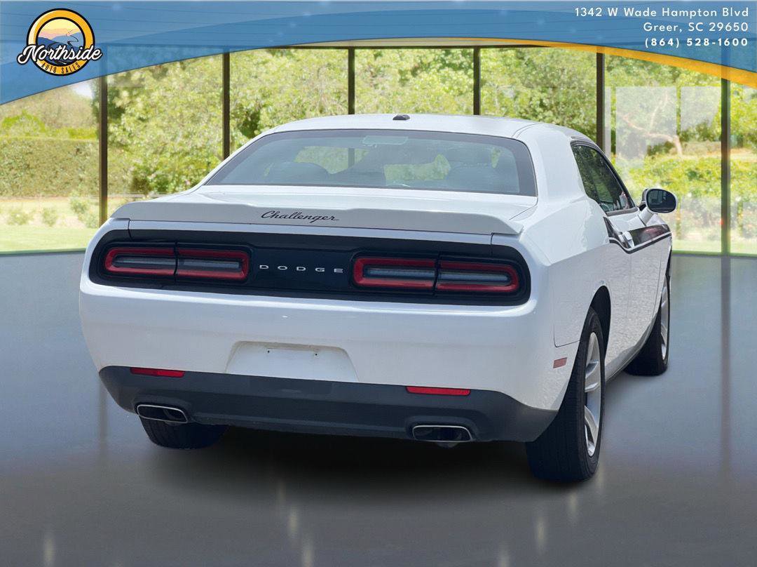 Used 2015 Dodge Challenger SXT RWD image 4