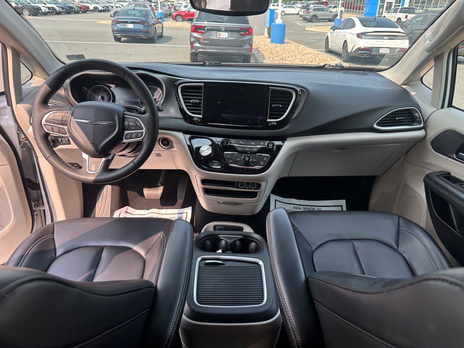 Used 2023 Chrysler Pacifica Touring-L FWD image 29
