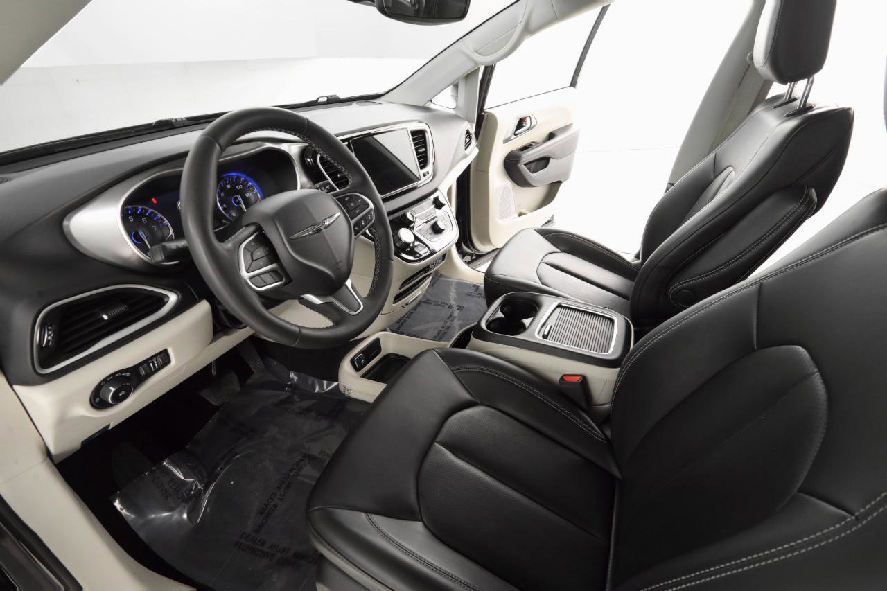 Used 2023 Chrysler Pacifica Touring-L image 12