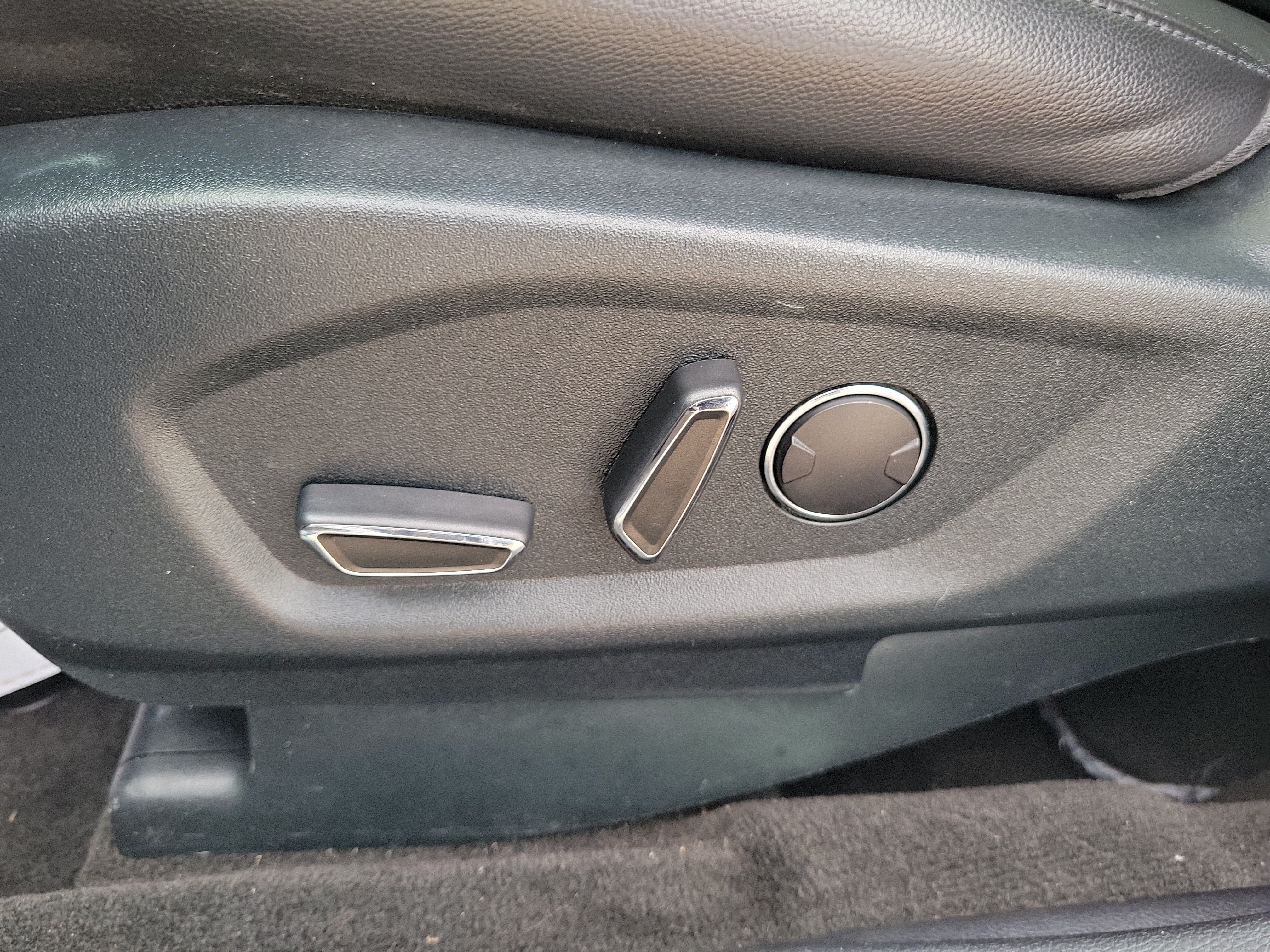 Used 2018 Ford Explorer XLT w/ Equipment Group 202A AWD/4WD image 18