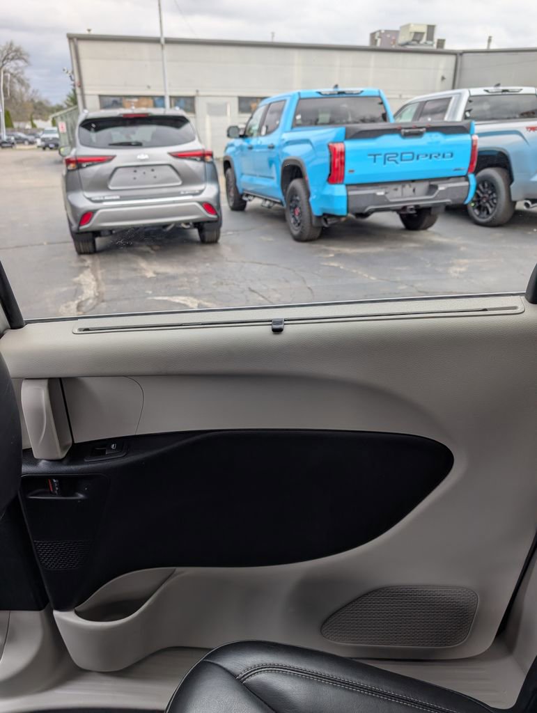 Used 2023 Chrysler Pacifica Touring-L FWD image 19