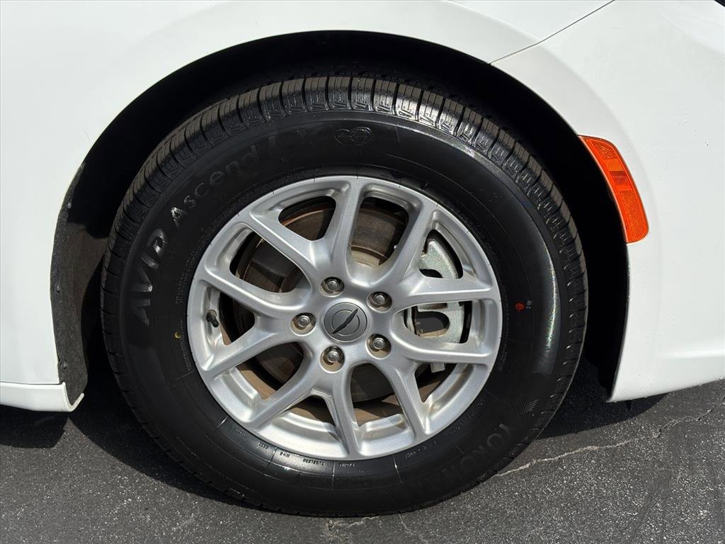 Used 2022 Chrysler Pacifica Touring-L image 32