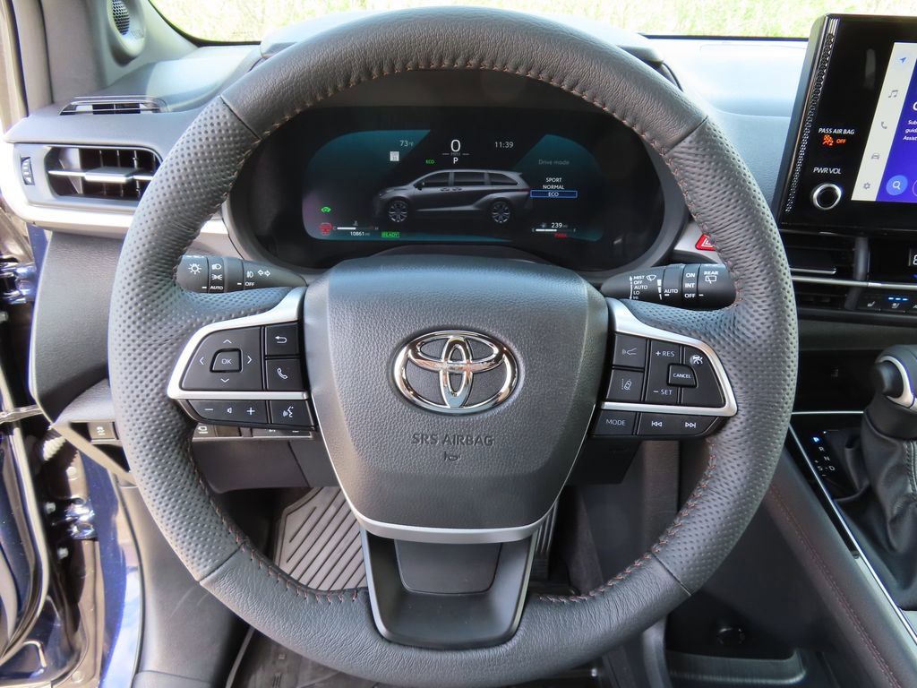 Used 2025 Toyota Sienna Platinum AWD/4WD image 21