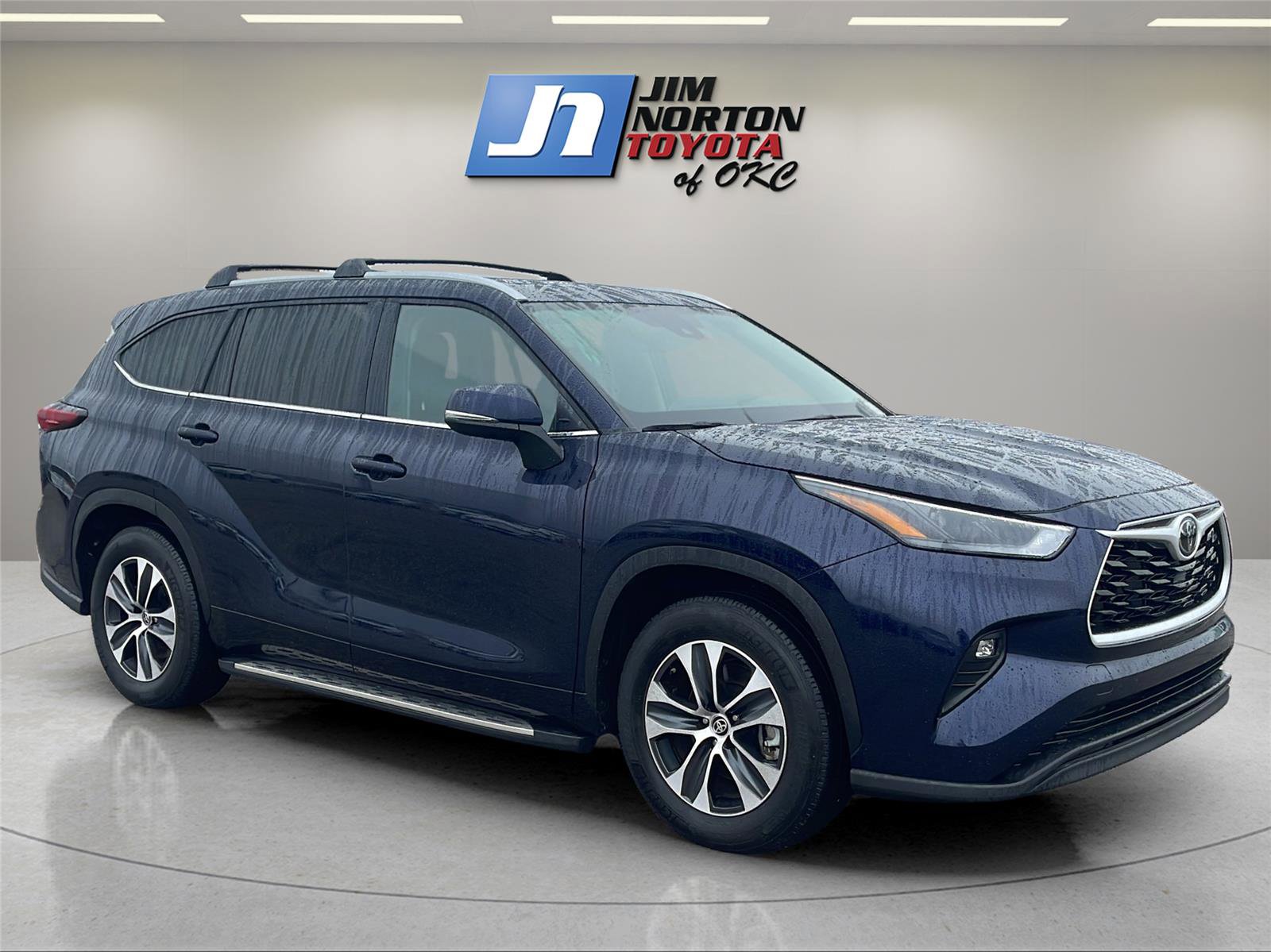 Used 2025 Toyota Highlander XLE image 3