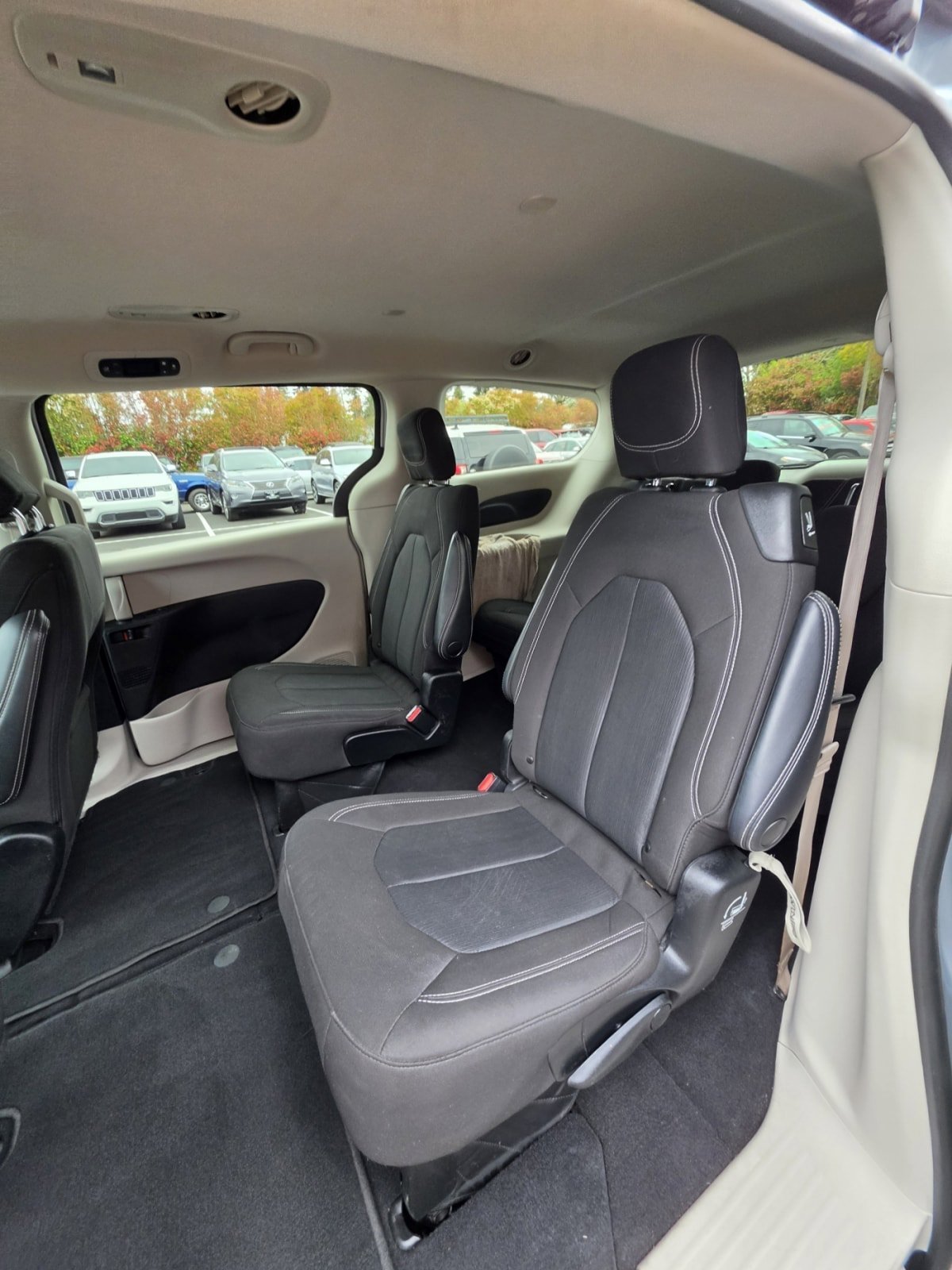 Used 2022 Chrysler Voyager LX FWD image 12