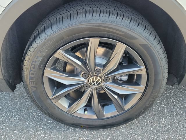 Certified 2024 Volkswagen Tiguan SE FWD image 5