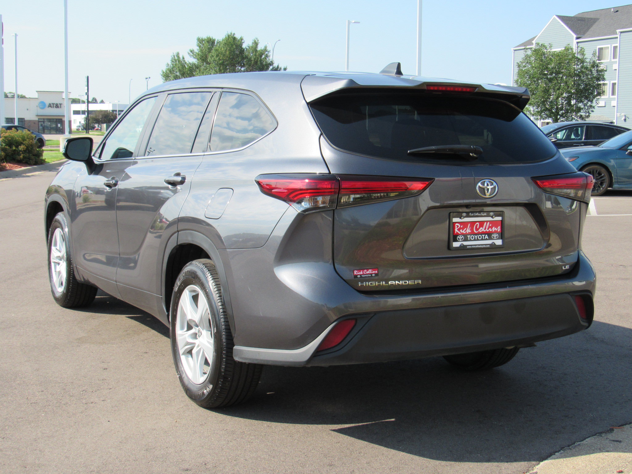 Used 2023 Toyota Highlander LE FWD image 8