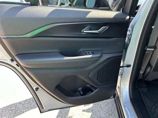 Used 2023 Jeep Grand Cherokee Altitude image 13