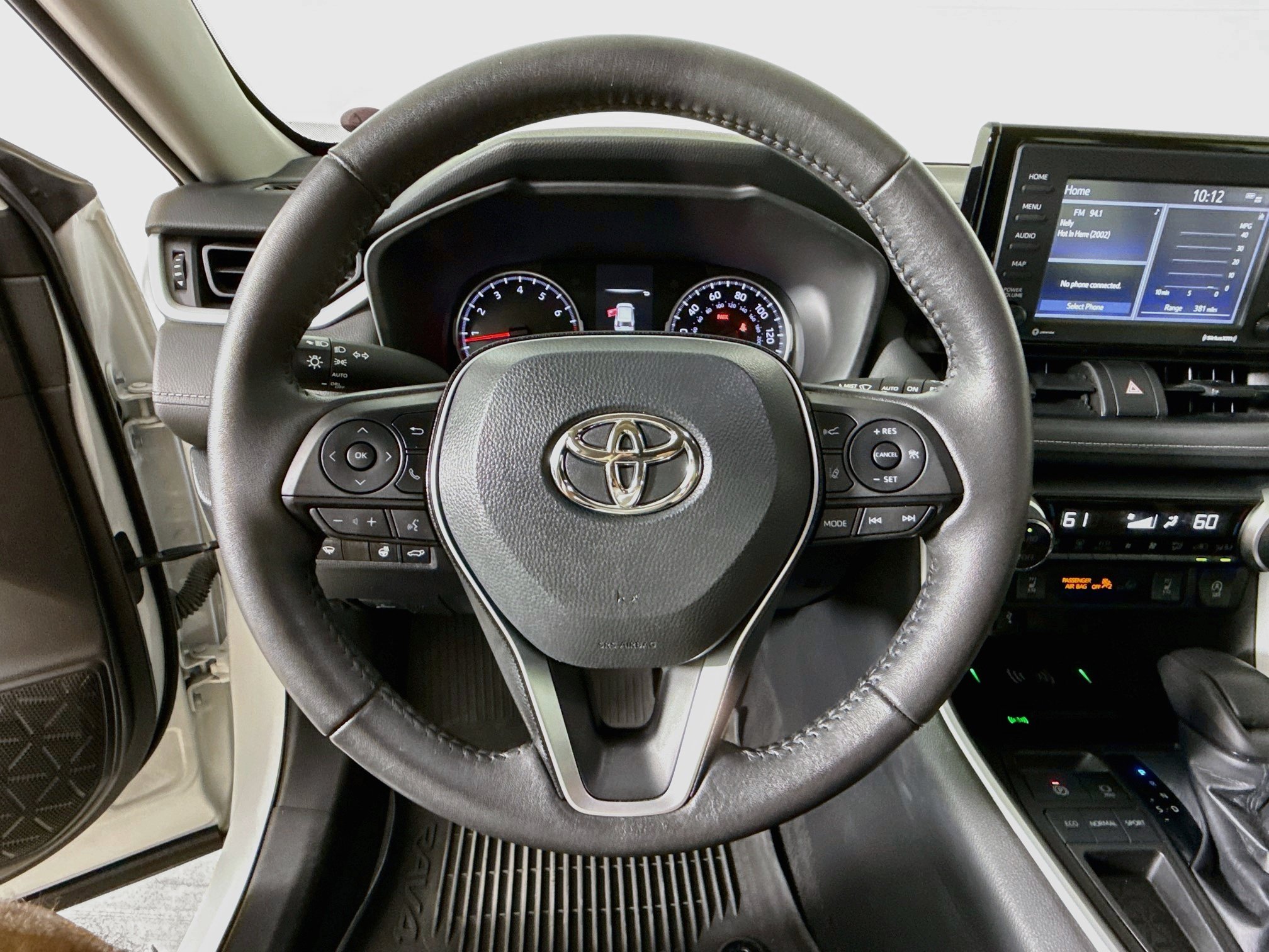 Used 2022 Toyota RAV4 XLE w/ Convenience Package FWD image 11