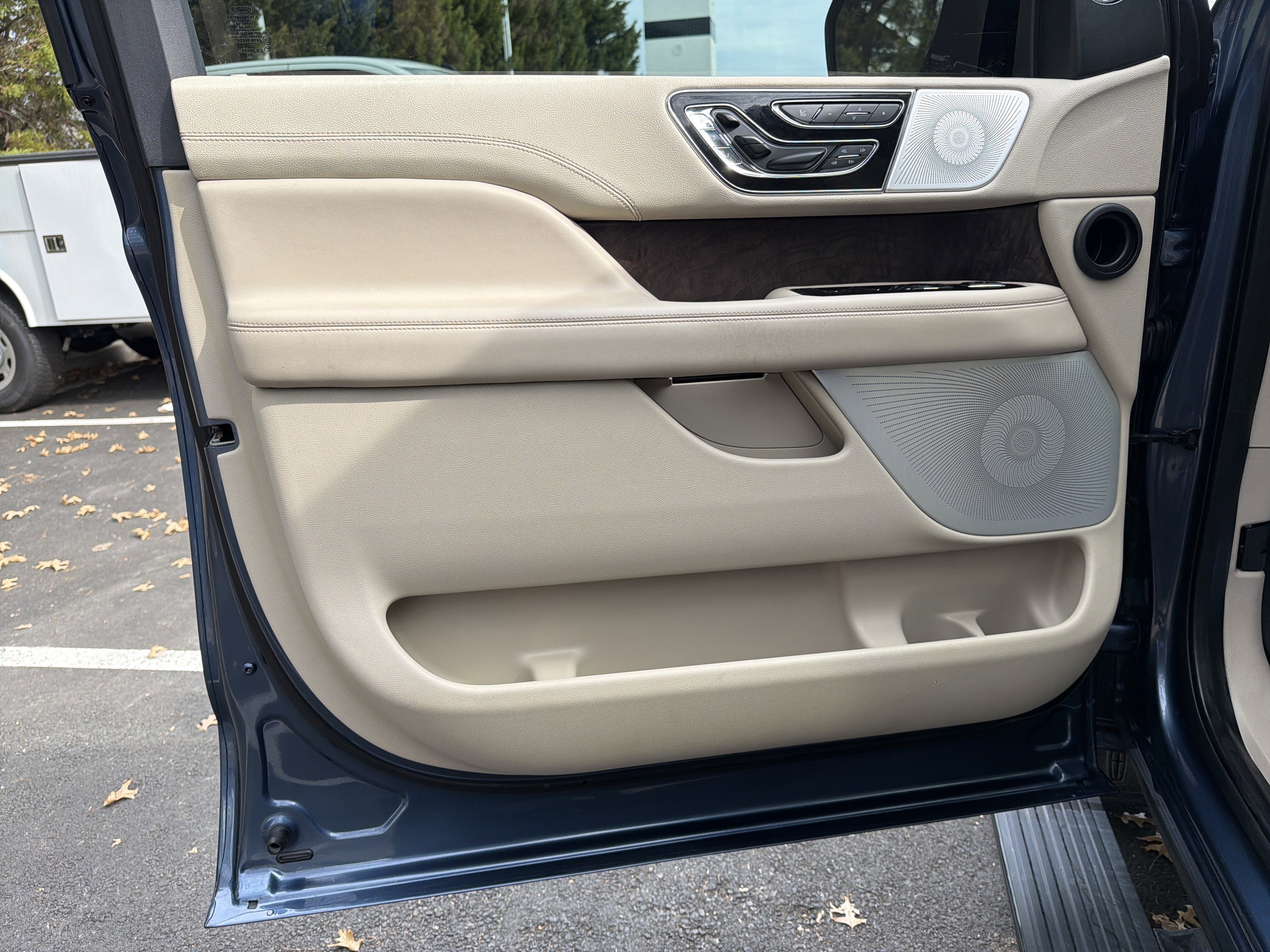 Used 2020 Lincoln Navigator L Reserve w/ Luxury Package image 14