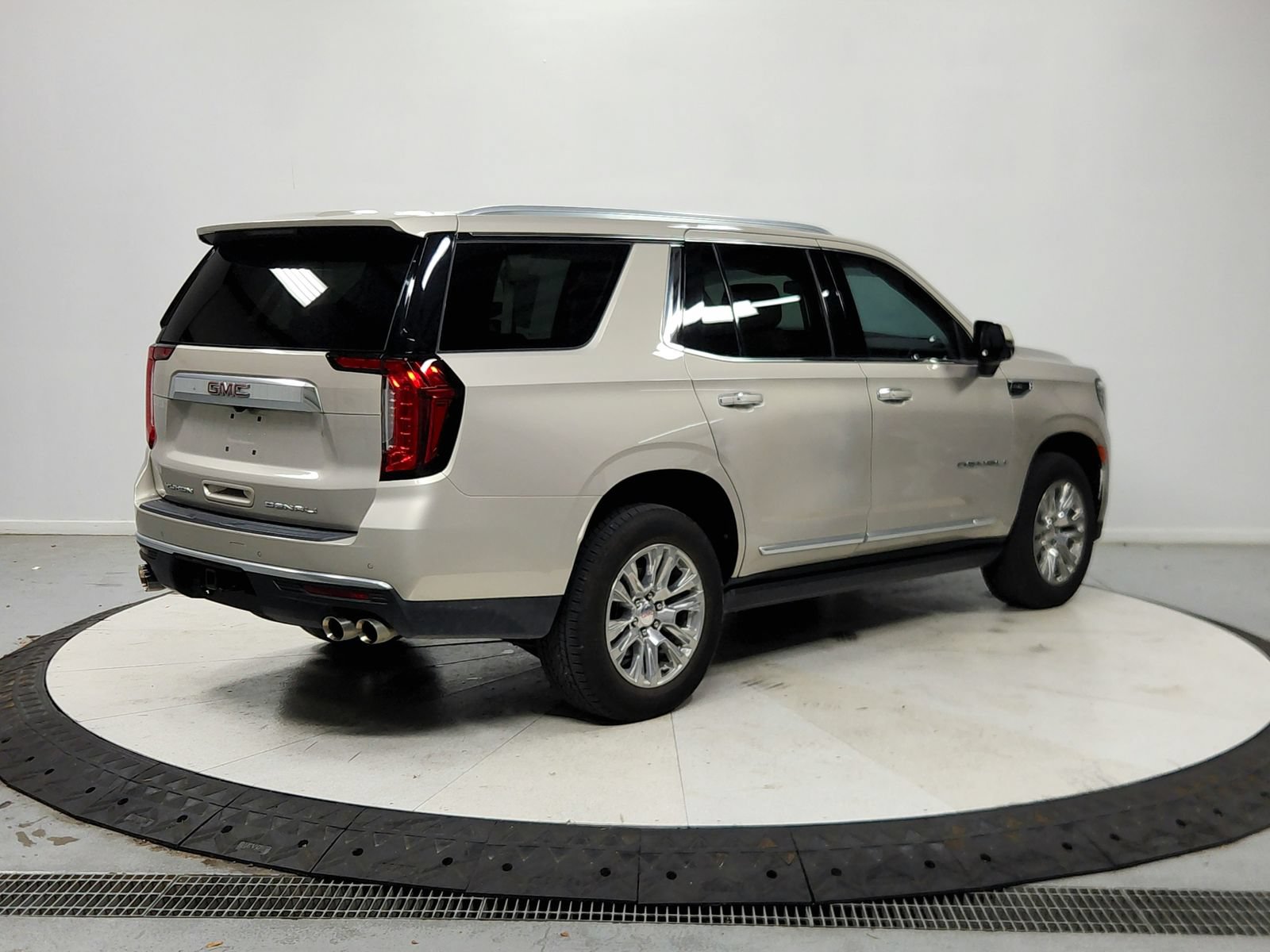 Used 2023 GMC Yukon Denali RWD image 8
