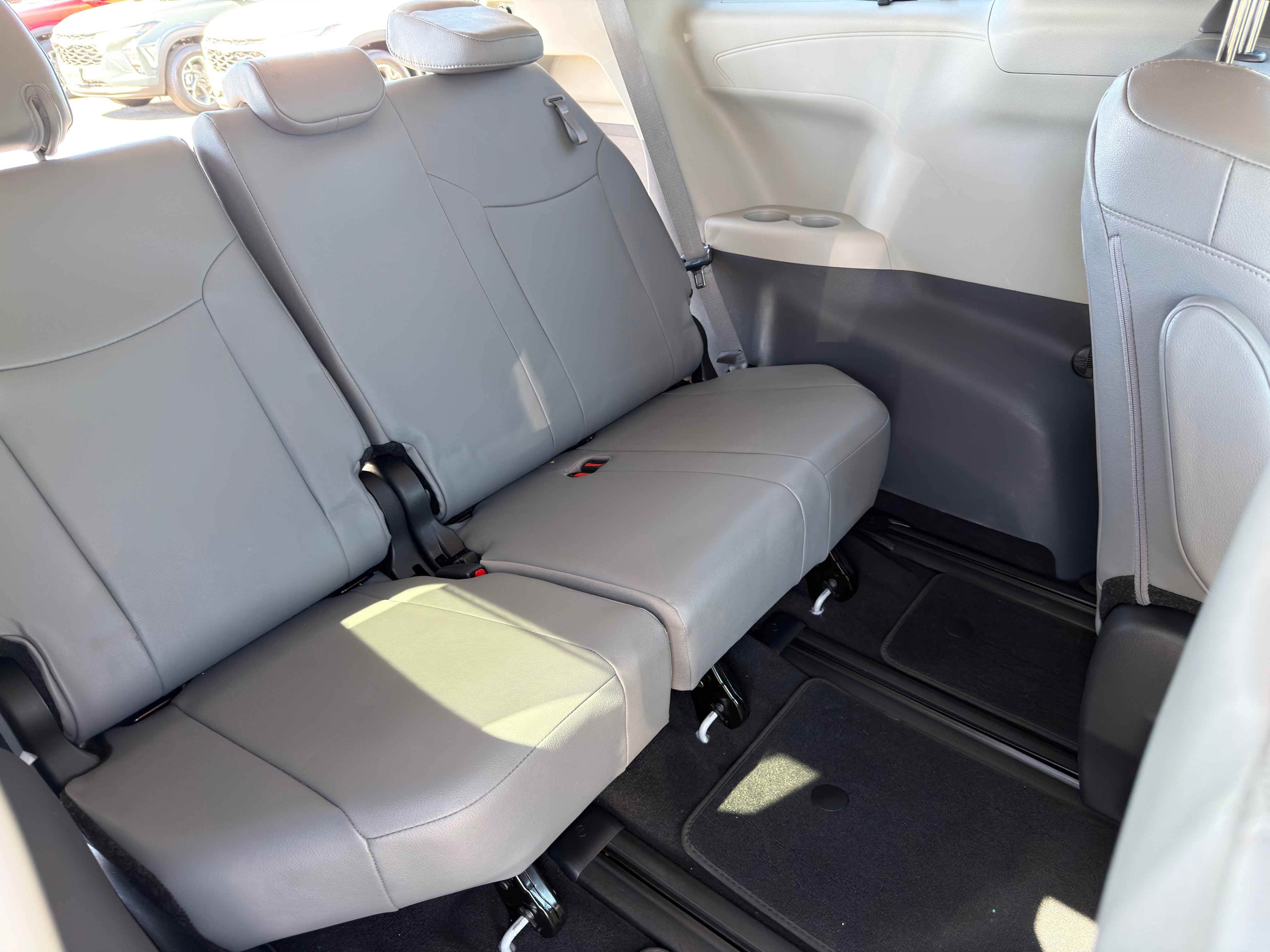 Used 2023 Toyota Sienna Limited image 15