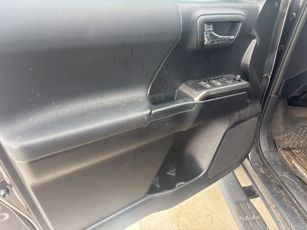 Used 2020 Toyota Tacoma TRD Sport w/ Technology Package RWD image 6