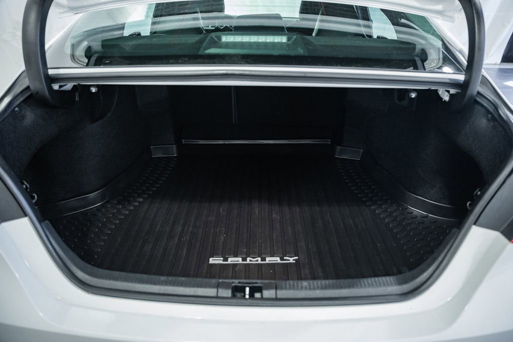 Used 2018 Toyota Camry SE w/ Moonroof Package image 9