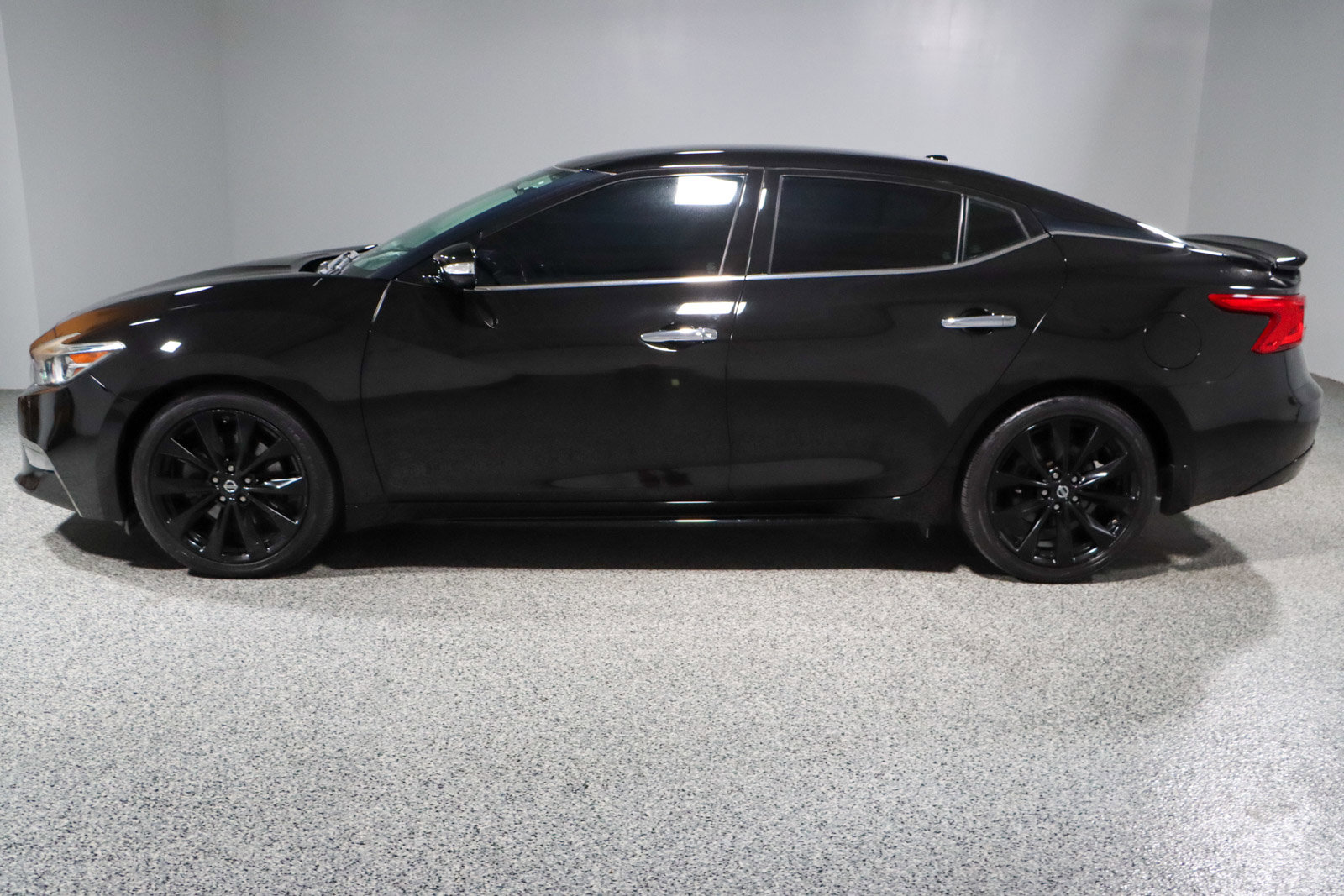 Used 2017 Nissan Maxima SR w/ Midnight Edition image 10