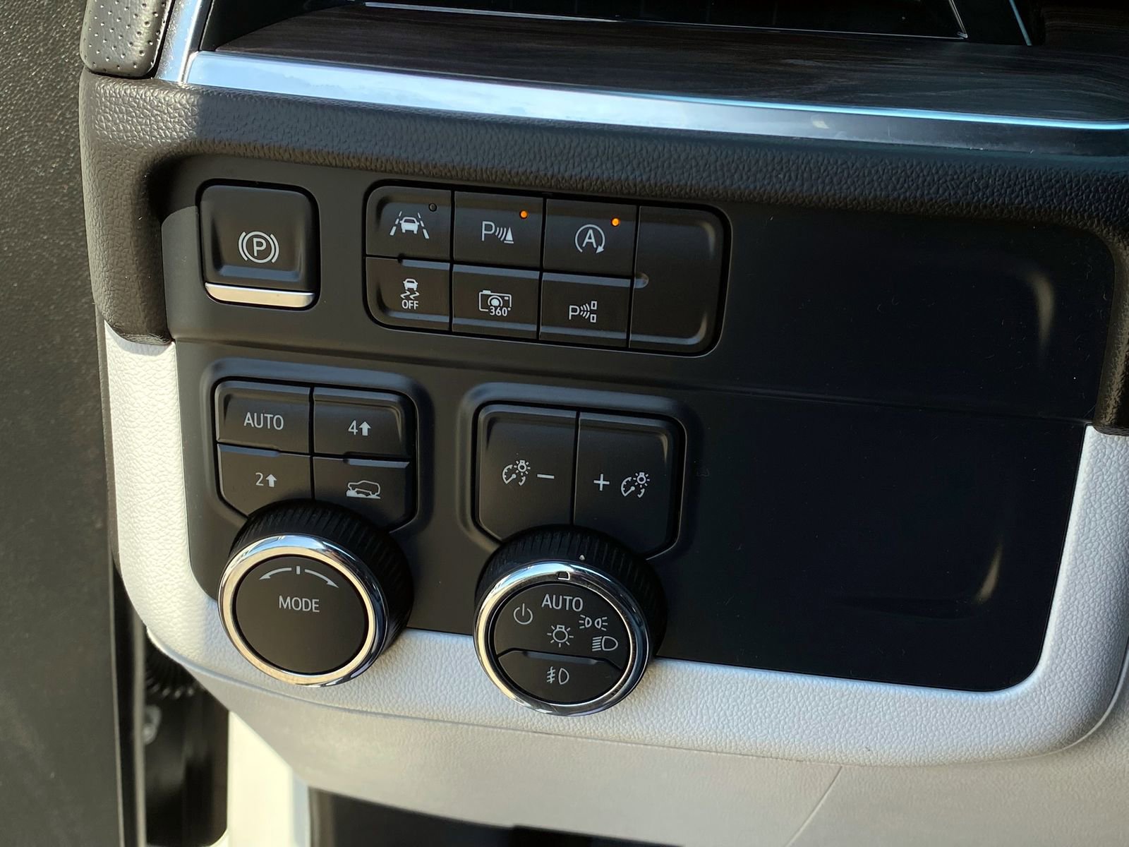 Used 2025 Chevrolet Tahoe Premier AWD/4WD image 25