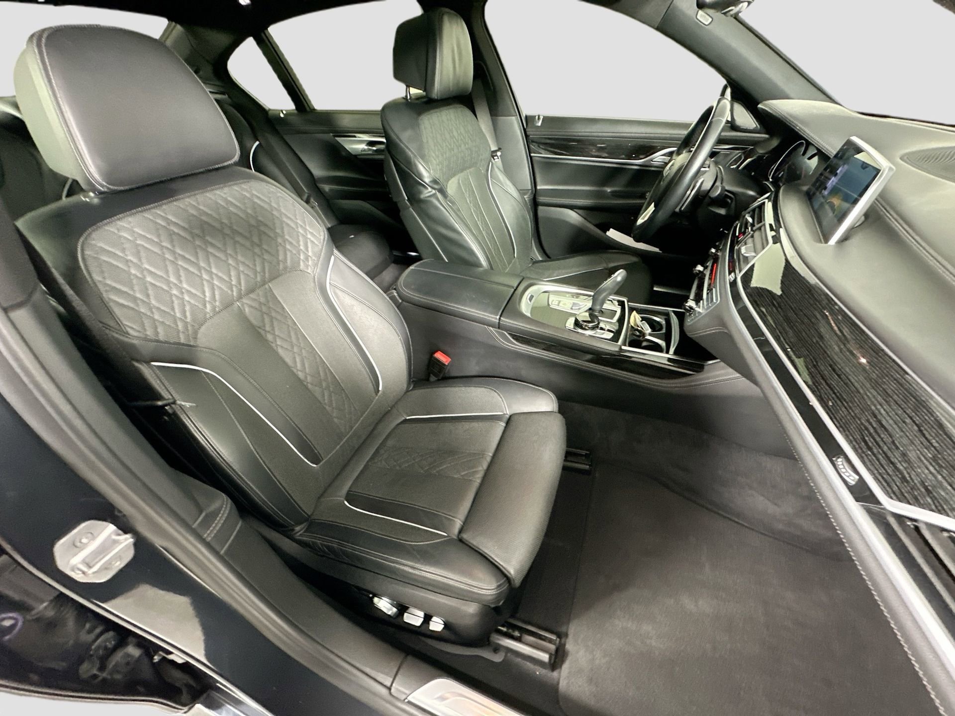 Used 2019 BMW 750i xDrive w/ Executive Package image 31