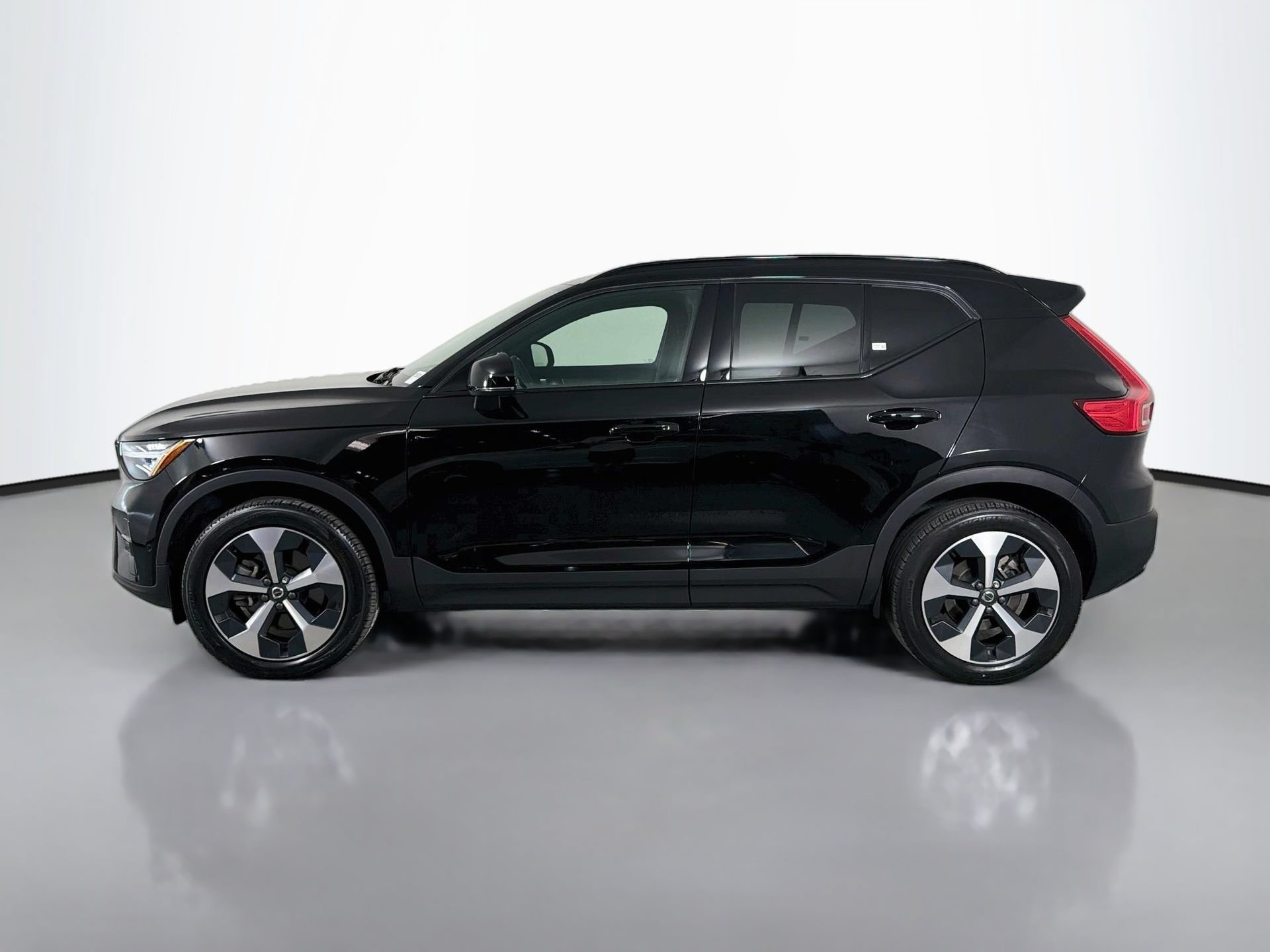 Certified 2023 Volvo XC40 B5 Ultimate w/ Protection Package Premier AWD/4WD image 9