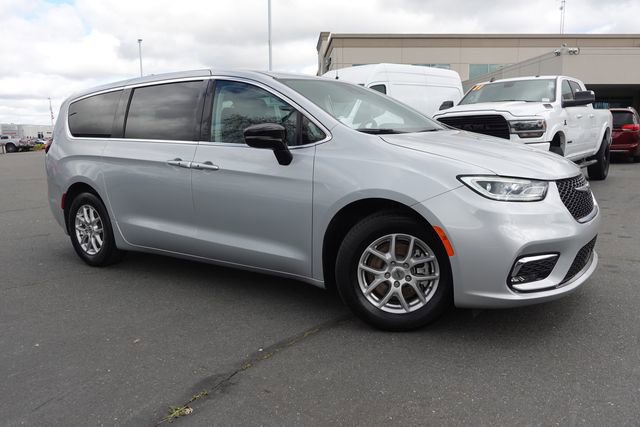 Used 2024 Chrysler Pacifica Touring-L image 5