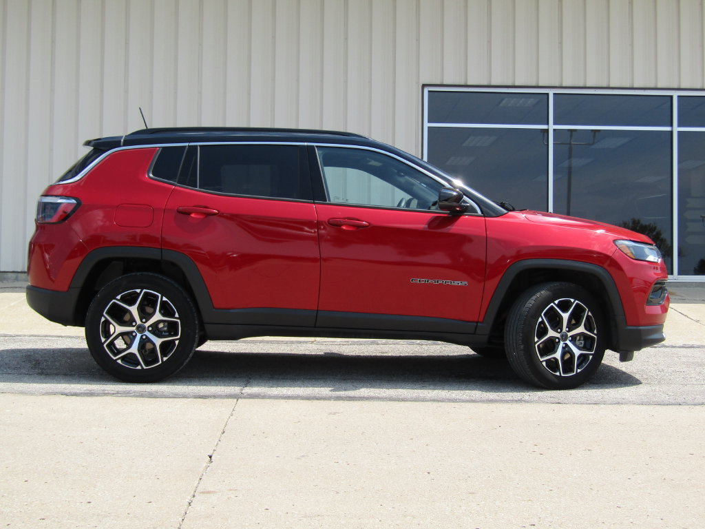 Used 2025 Jeep Compass Limited AWD/4WD image 2