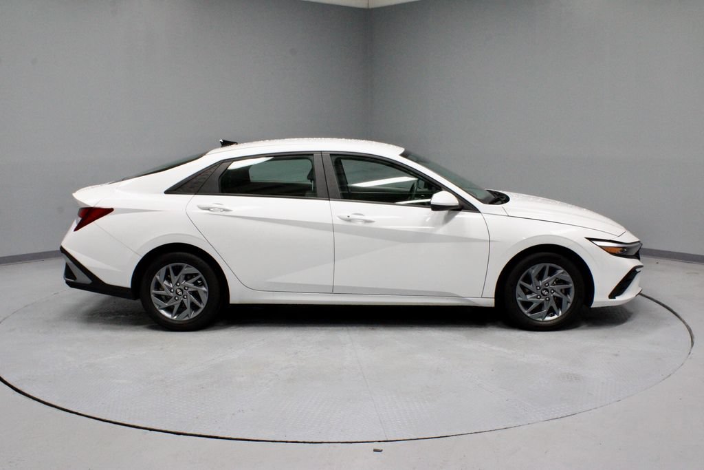 Used 2024 Hyundai Elantra SEL FWD image 12